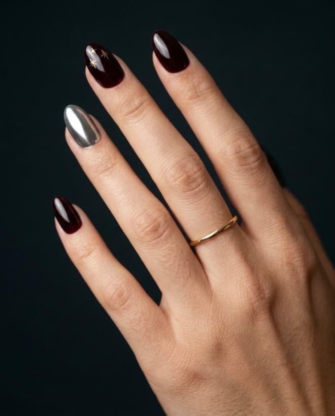 The same hand wearing the PlayNails design virtually